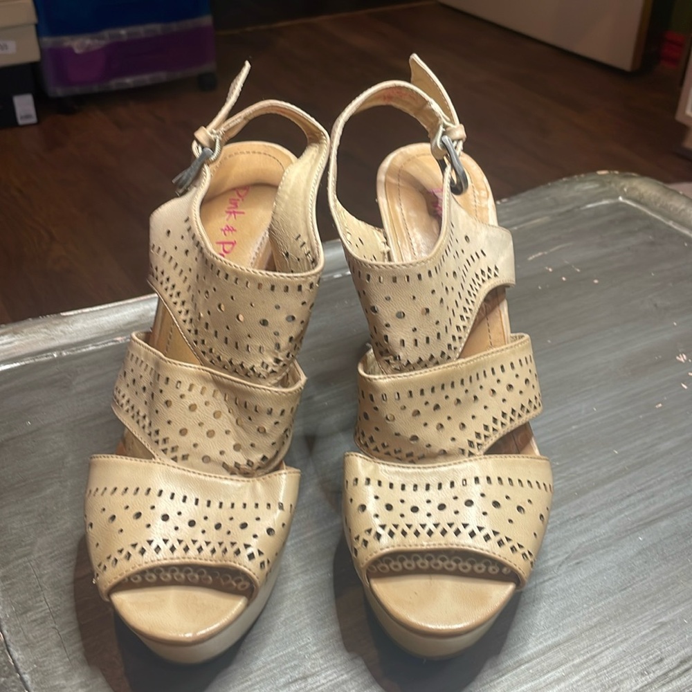 Pink and Pepper leather platforms tan size 8.5 gently used